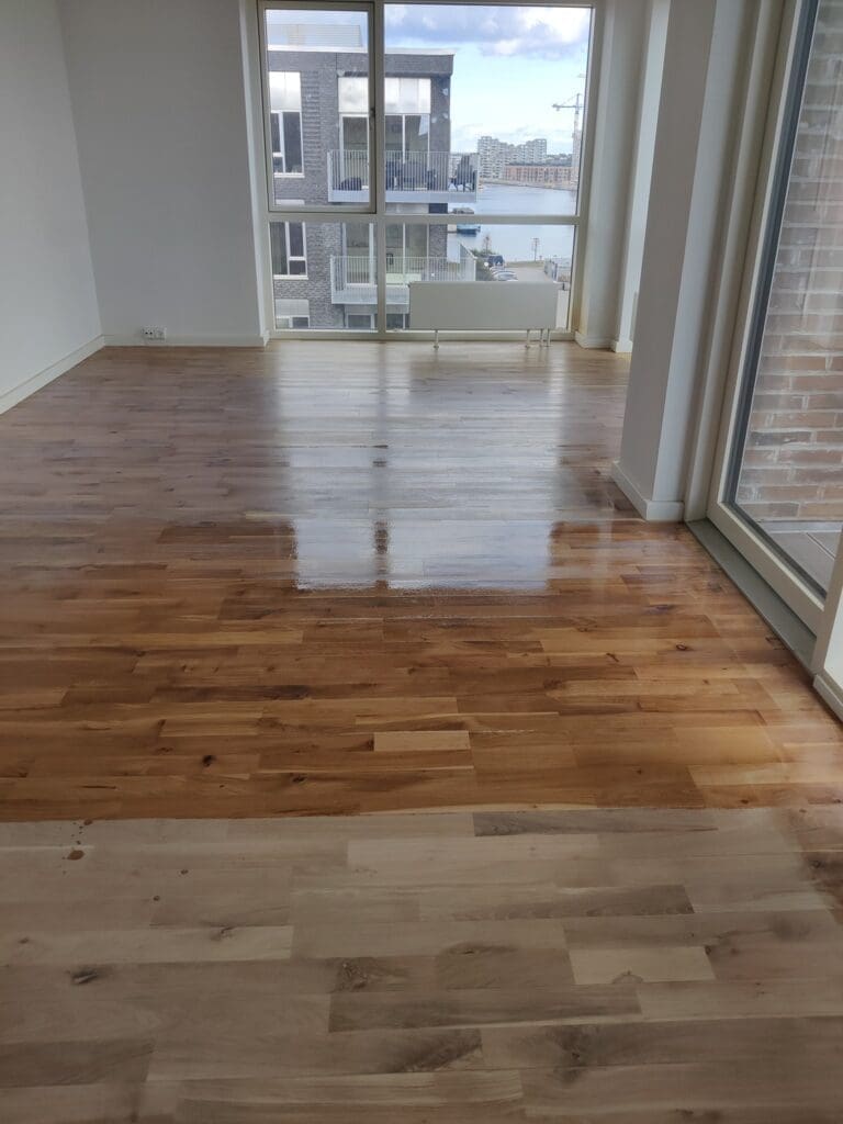 En lejlighed gulvslibes under en istandsættelse af Istand