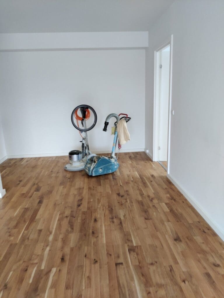 En lejlighed gulvslibes under en istandsættelse af Istand