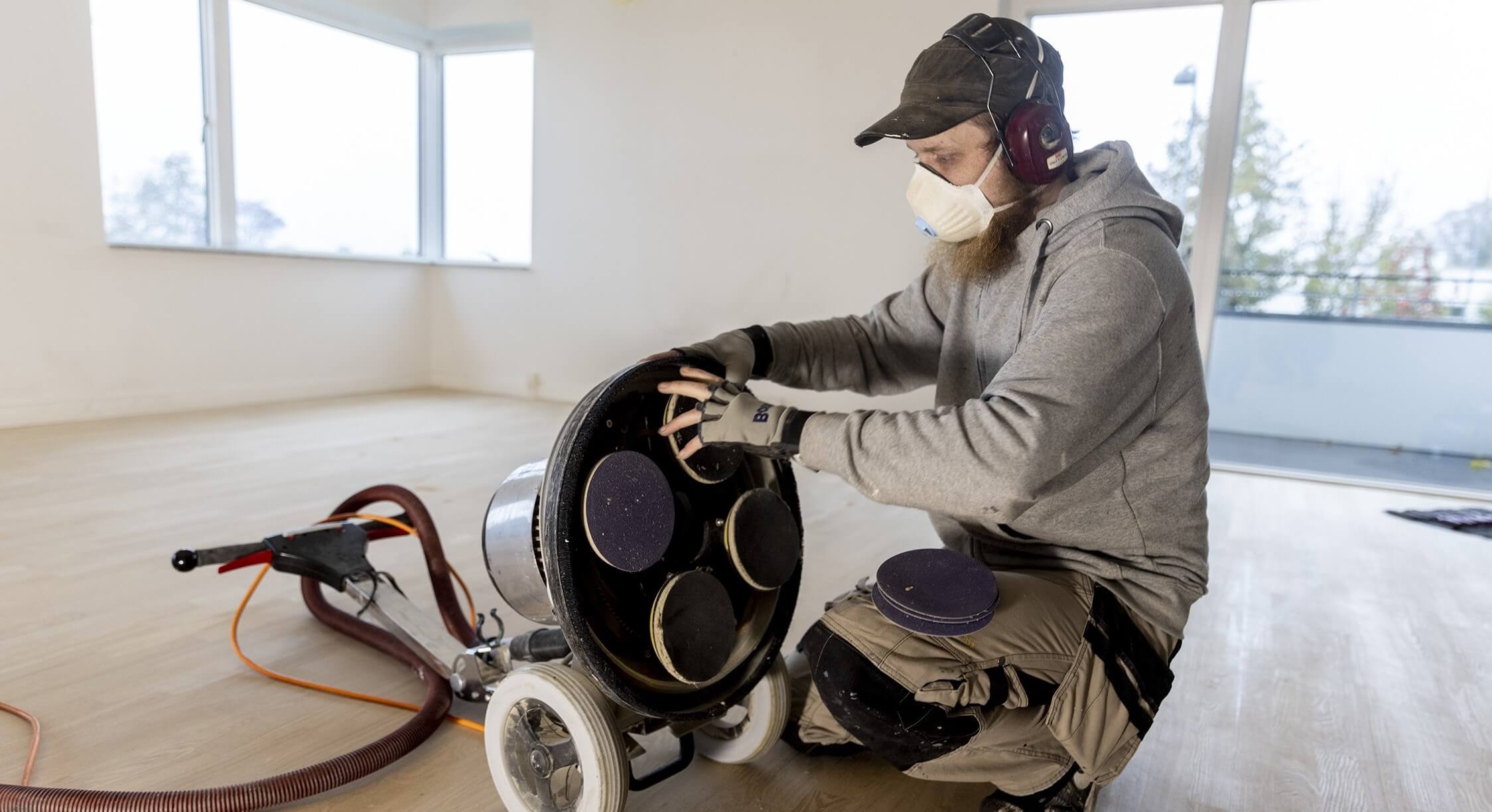 Gulvslibning under en istandsættelse af Istand